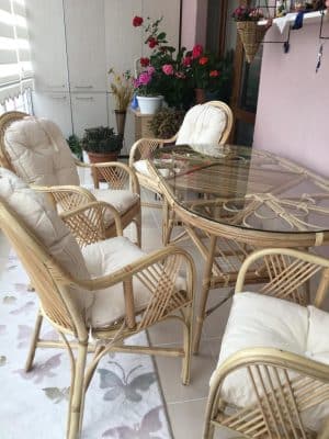 Deniz Bambu Masa Takımı Balkon mobilyası ve Bahçe mobilyaları arasında kullanabileceğiniz dekoratif olarak da çok güzel gözüken bir mobilyadır.